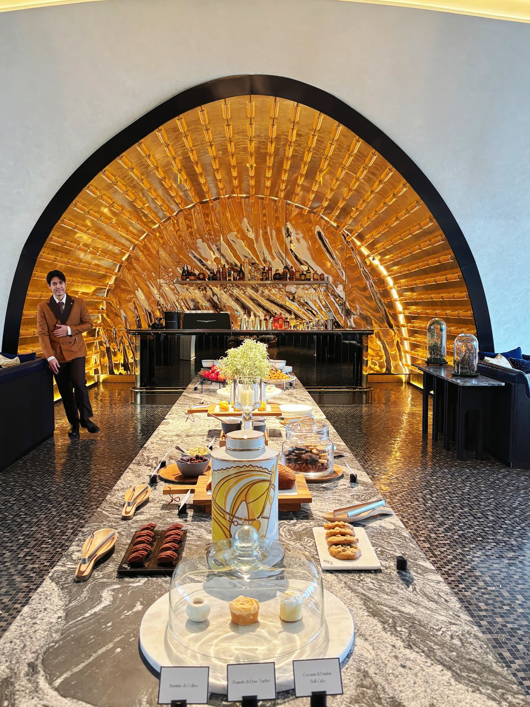 The Club Fairmont’s gold arched bar and the display photographed during the visit.