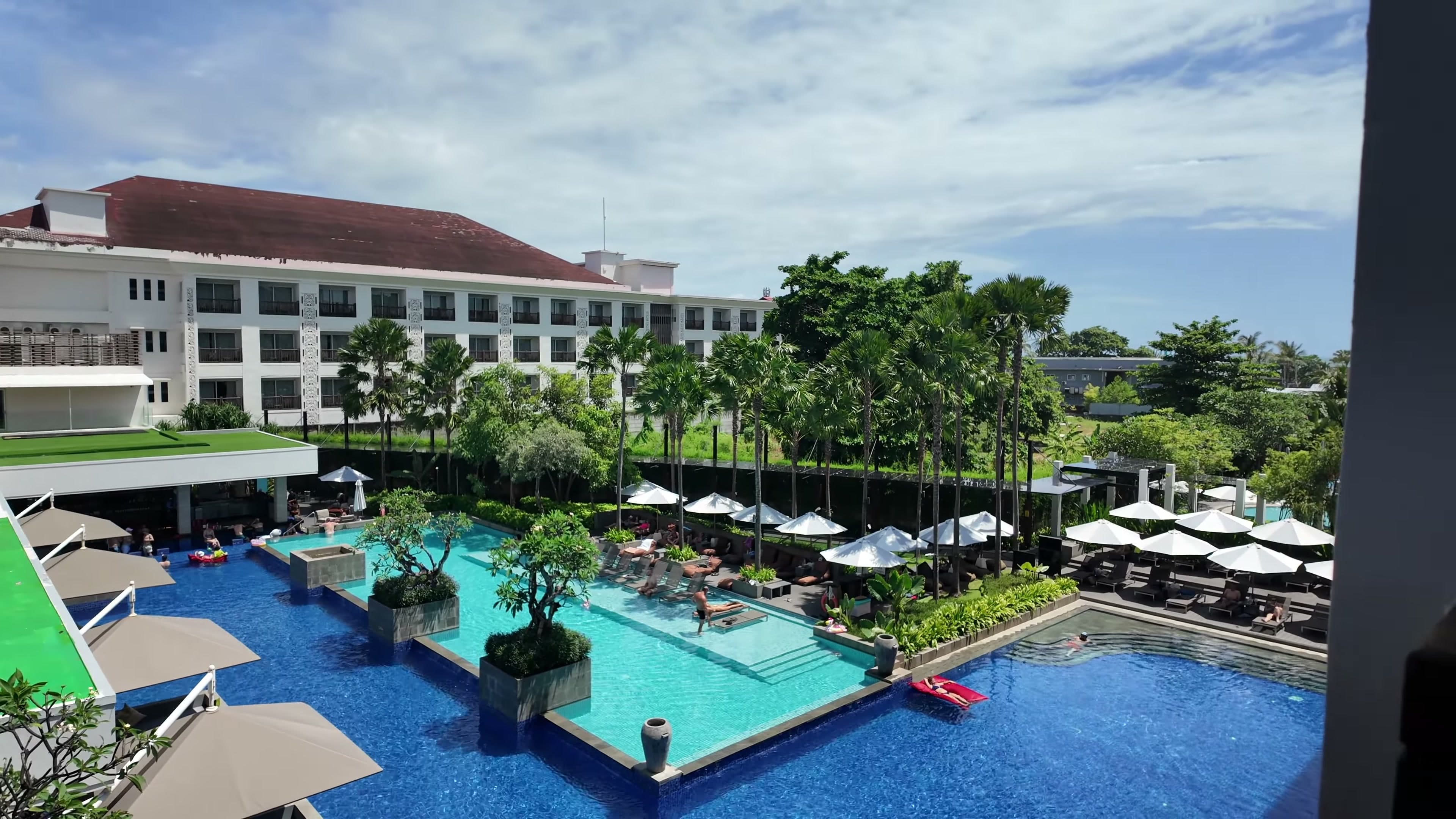 Pool at Grand Mercure Bali Seminyak, filmed by Redgie